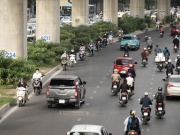 Tin tức trong ngày - HN: Bất chấp nguy hiểm, xe máy nối đuôi nhau đi ngược chiều trên đường Hồ Tùng Mậu