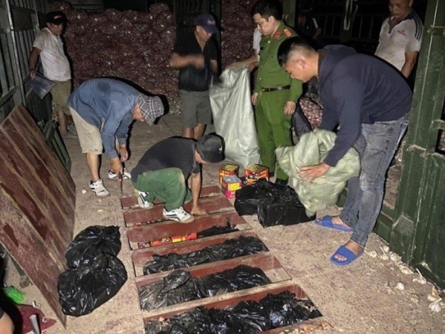 Pháp luật - Rút sạch nước trong stec, 2 xe container vận chuyển gần 1 tấn pháo