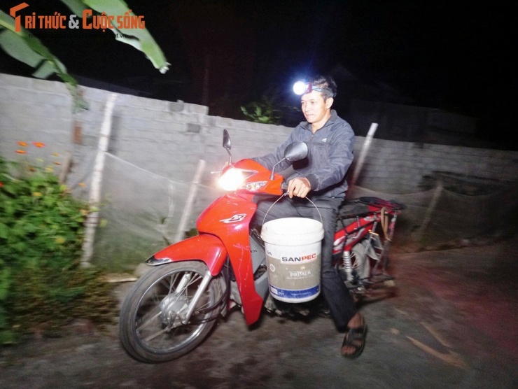 Người dân mang rươi vừa thu hoạch đến điểm thu mua.