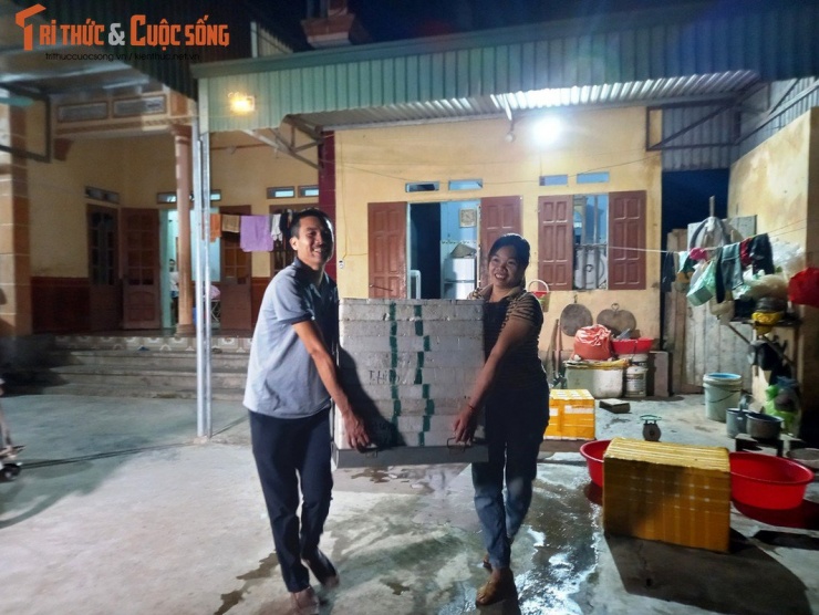 Để bảo đảm rươi còn sống về tận tay người mua, thương lái sẽ cho chai nước đá vào hộp xốp chứa rươi để đủ độ lạnh.