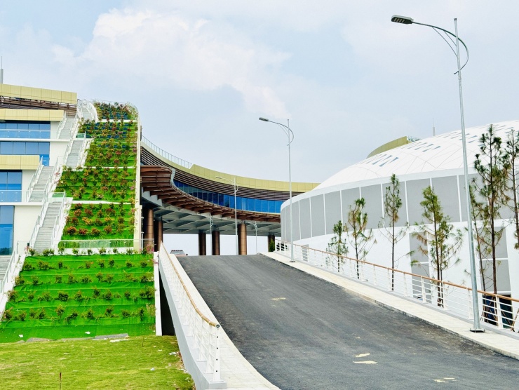 Cùng với lễ khai trương, Triển lãm quốc tế đổi mới sáng tạo Việt Nam năm 2023 sẽ được tổ chức từ ngày 28/10 - 1/11 tại NIC Hòa Lạc. Nhiều doanh nghiệp uy tín trong nước và quốc tế sẽ tham gia và góp mặt như SpaceX, SK, Samsung, Google, Meta, Signify, Intel, VISA, Viettel, FPT, VNPT...