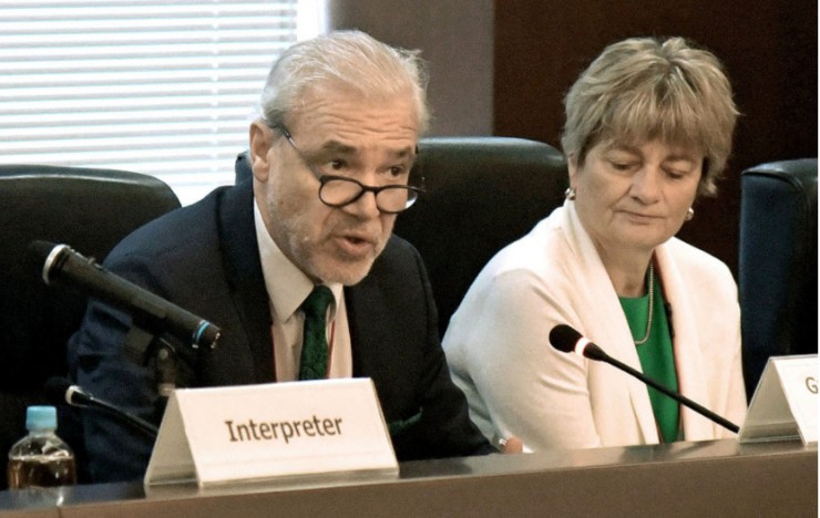 Trưởng nhóm đặc nhiệm của IAEA - ông Gustavo Caruso (trái) trong buổi làm việc với phía Nhật hôm 24-10. Ảnh: KYODO NEWS