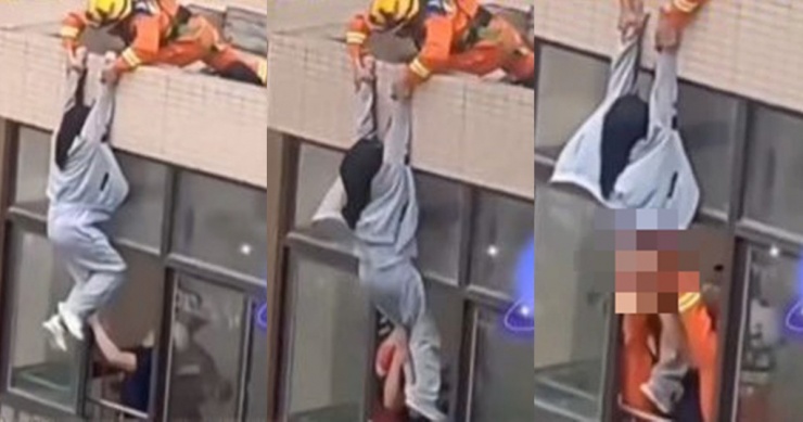 &nbsp;Trong lúc kéo cô gái vào hướng cửa sổ, một nhân viên cứu hộ mặc đồng phục cam đã vô tình kéo quần cô trễ xuống phía dưới. Ảnh: 163.