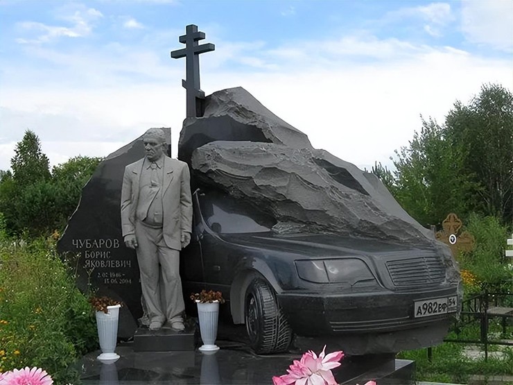 Đây là ngôi mộ của một ông trùm khét tiếng ở Nga, hình dạng rất dễ khiến người khác hiểu lầm.
