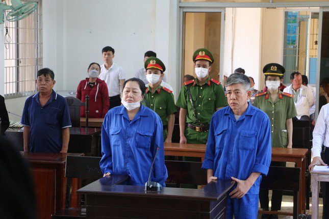  Ông Nguyễn Văn Võ, cựu  cán bộ Công an tỉnh An Giang và bà Mười Tường tại tòa.  