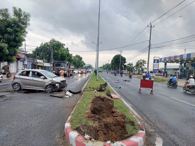 Sau khi tông bà Huệ, ô tô con húc văng biển báo giao thông rồi lao qua làn đường đối diện