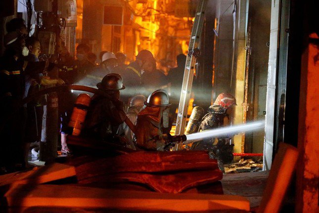 Lực lượng cứu hoả dập một đám cháy tại Hà Nội (Ảnh: Rest of World)