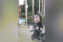 Hoảng sợ nhìn người phụ nữ diễn xiếc trong lúc chạy xe đạp điện trên đường