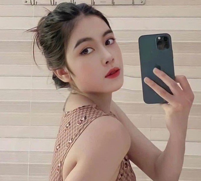 Nguyễn Thị Mẫn thường xuyên đăng tải các hình ảnh đã chỉnh sửa, thể hiện lối sống sang chảnh như một "hot girl" trên Facebook