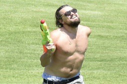 Gái đẹp, trẻ trung vẫn thích đàn ông “bụng bia“, ú nu, cứ nhìn Leonardo DiCaprio là biết!