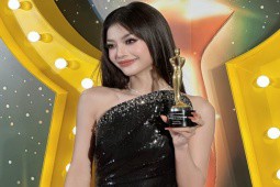 Lona Kiều Loan nhận giải “Ca sĩ của năm“, khán giả gọi tên Văn Mai Hương, Phương Mỹ Chi