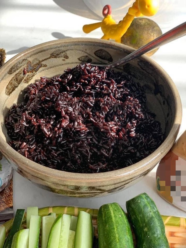 Gạo lứt đen khi nấu thành cơm, nên nấu chín vừa, không khô quá mà cũng không nhão quá