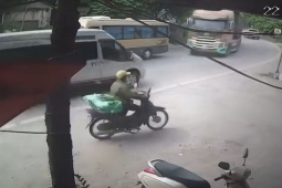 Ô tô - Clip: Xe ben bị "bánh mì kẹp thịt" ở khúc cua giữa xe khách và 16 chỗ