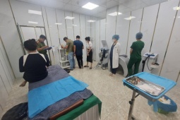 Tin tức trong ngày - Phát hiện thẩm mỹ viện chui, “bác sĩ” phẫu thuật nâng ngực mới học hết cấp 3
