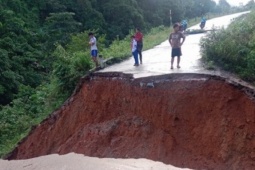 Tin tức trong ngày - Mưa lũ cuốn trôi đường giao thông ở huyện miền núi Quảng Trị