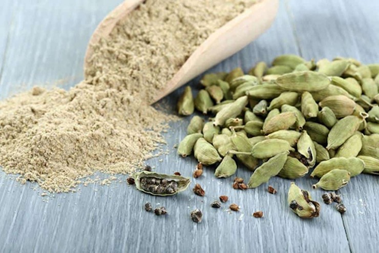 Tại Việt Nam, bạch đậu khấu không chỉ được dùng như gia vị mà còn là vị thuốc Đông y thường dùng trong các vấn đề sức khỏe như chán ăn, đau họng, cảm lạnh, ợ hơi, co thắt bụng...
