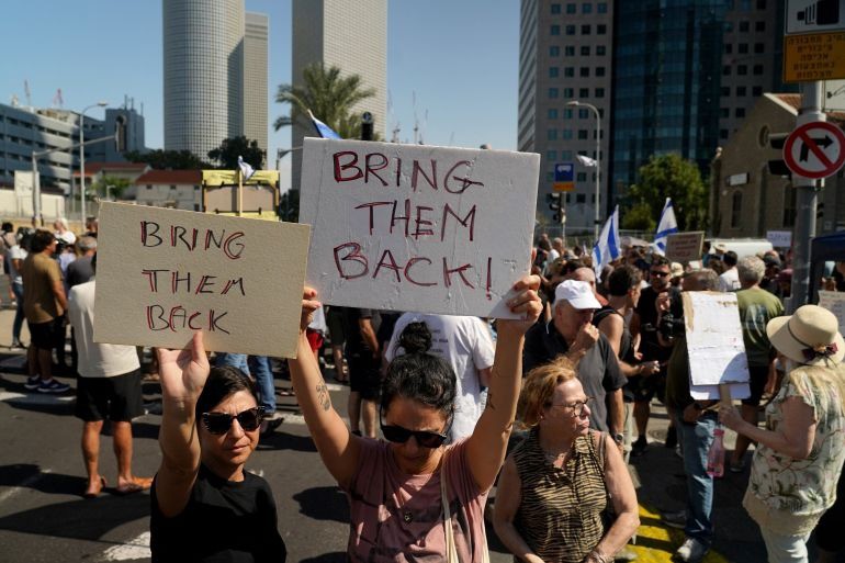 Người Israel kêu gọi Hamas trả tự do cho các con tin. Ảnh: Reuters