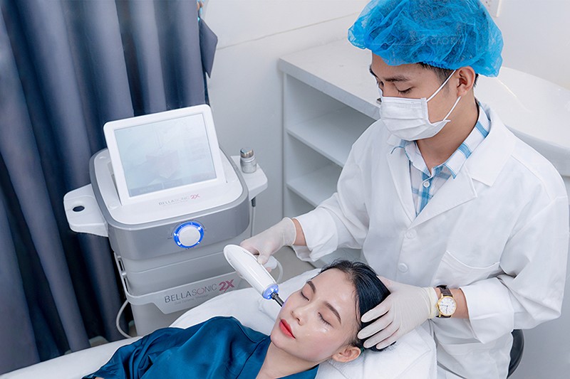Bác sĩ Đào Xuân Hưởng đang thực hiện cấy Meso Extra bằng máy BellaSonic 2X cho khách hàng