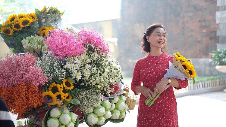 Cúc hoạ mi cánh mỏng, nhuỵ vàng, nở hướng về phía mặt trời được coi là đặc sản của mùa thu Hà Nội&nbsp;