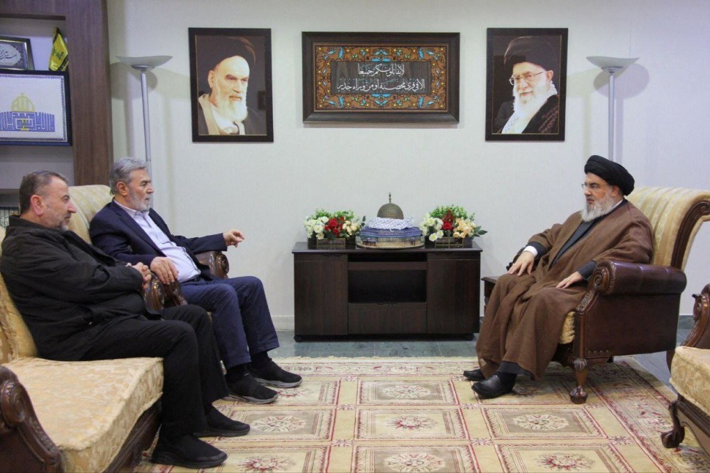 Thủ lĩnh Hezbollah Sayyed Hassan Nasrallah (bên phải ảnh) gặp phó thủ lĩnh Hamas Saleh al-Arouri và thủ lĩnh Jihad Hồi giáo Ziyad al-Nakhalah&nbsp;(bên trái ảnh) (ảnh: Reuters)