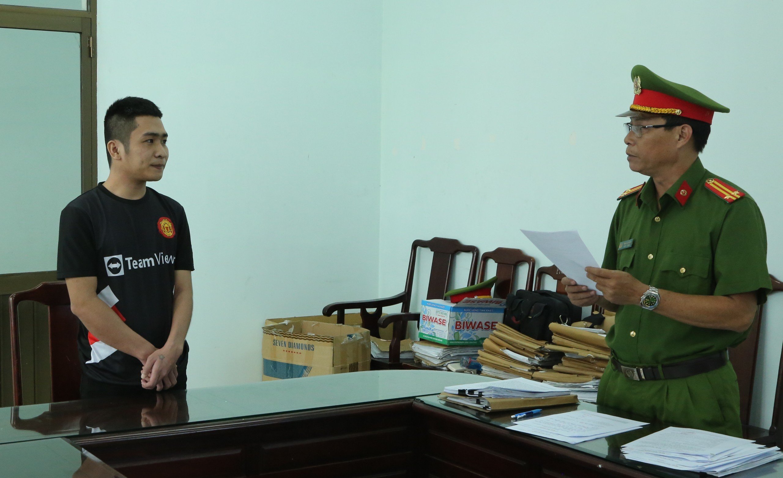 Cơ quan điều tra tống đạt các quyết định khởi tố bị can, bắt tạm giam đối với Nhật