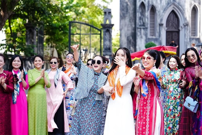 Chủ tịch Thanh Hương Bùi mang đến món quà độc nhất vô nhị cho doanh nhân Hương Ly