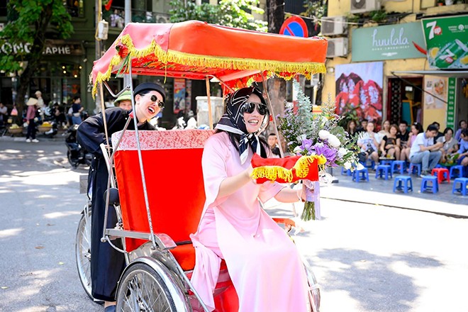 Doanh nhân Phạm Quỳnh và doanh nhân Nguyễn Thị Bích Ngọc vào vai thầy đồ và bà cô để mang đến bất ngờ trong sinh nhật của doanh nhân Hương Ly