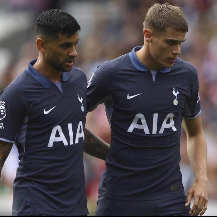 Romero (trái) mùa này có một đối tác hoàn hảo là Van de Ven, người đang có tỷ lệ xoạc chính xác cao nhất Premier League