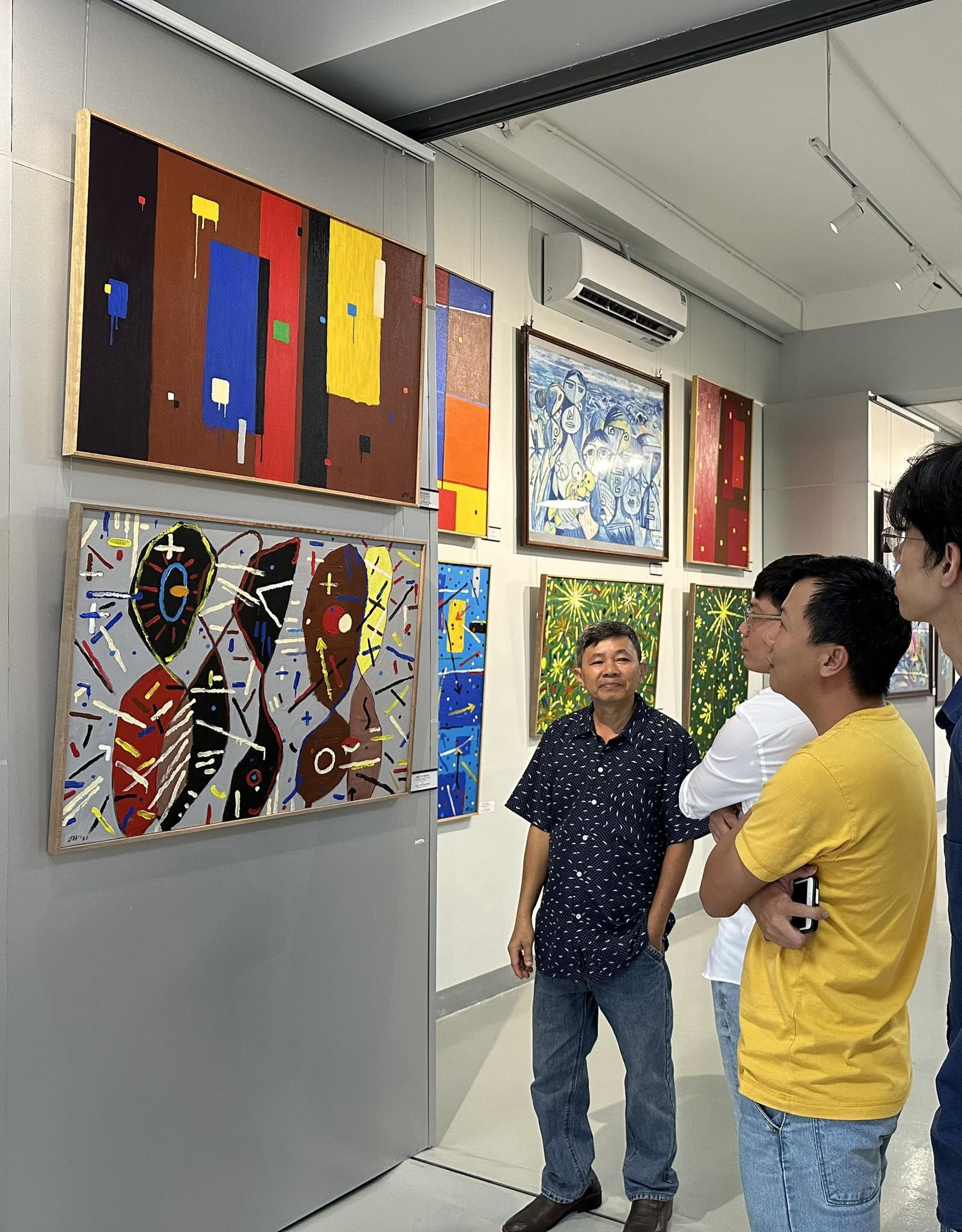 Hoạ sĩ Bùi Thanh Tặng và các khách đến tham quan triển lãm tranh Hawaii Artspace