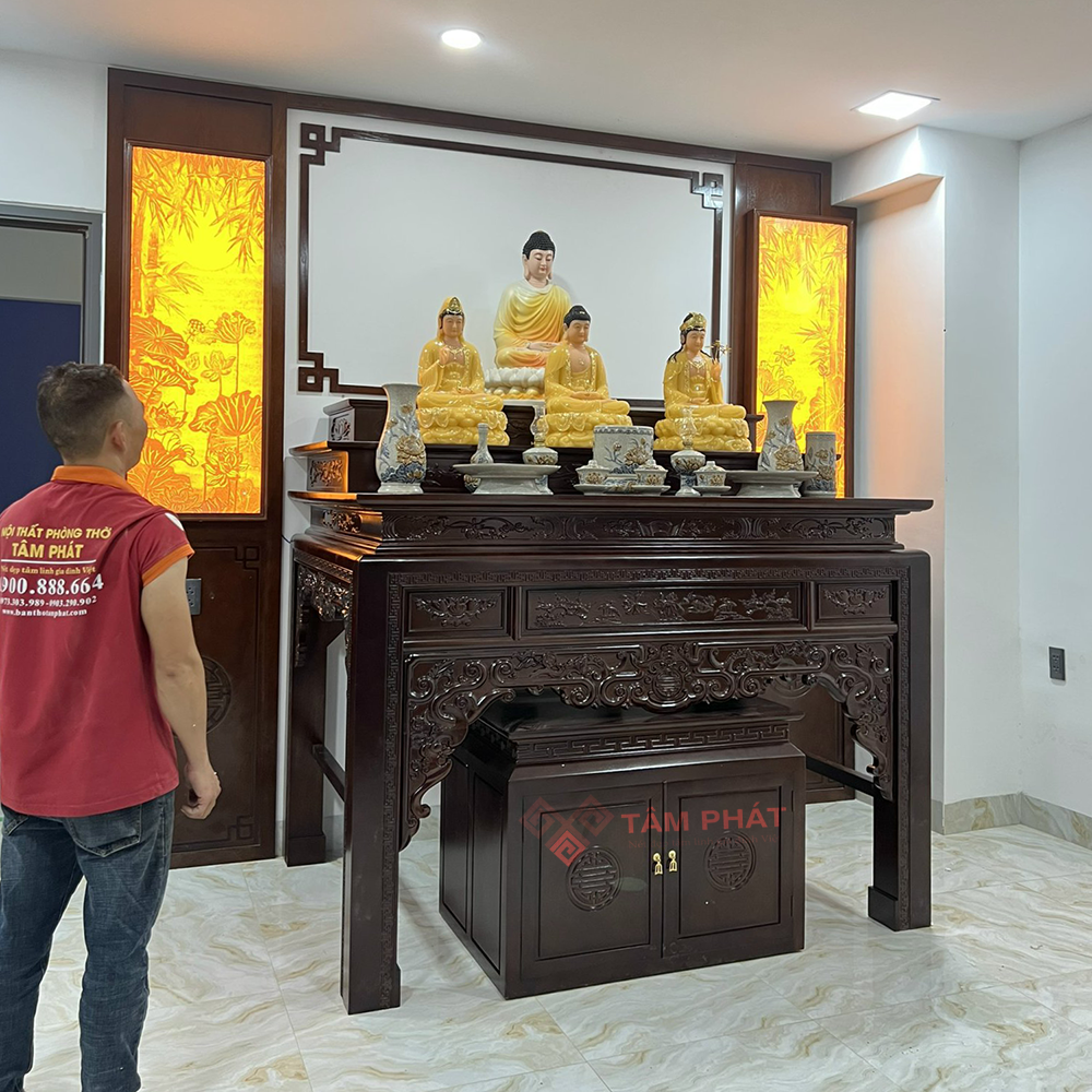 Bàn thờ Tâm Phát được làm từ những khối gỗ chất lượng cao (Ảnh: Tâm Phát).
