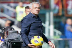 Tin mới nhất bóng đá tối 25/10: Roma của Mourinho bị phạt vì vụ câu giờ