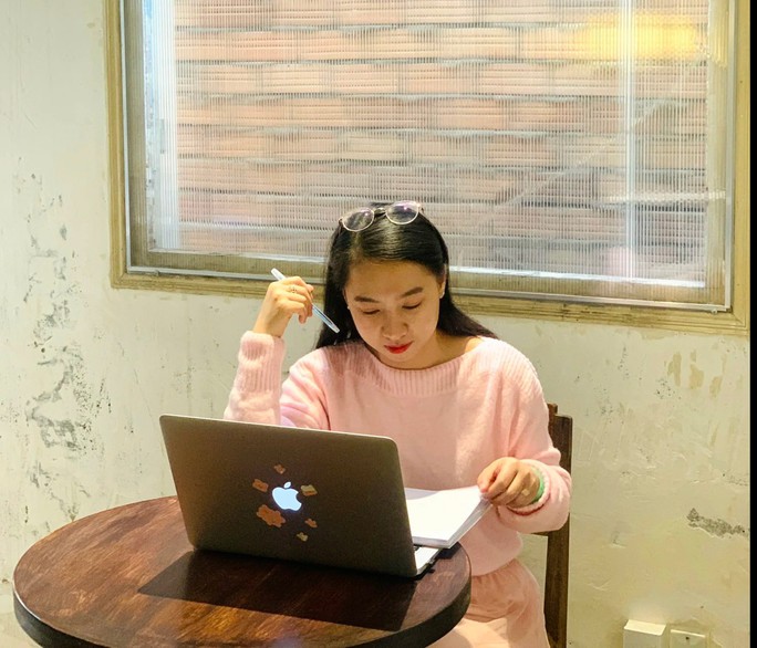 Trong thời gian nghỉ việc, chị Nguyễn Ngọc Thắm đã học thêm nhiều khóa học nâng cao và nhanh chóng tím được công việc mới, thu nhập tốt hơn