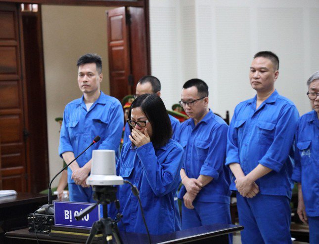 Bị cáo Nguyễn Thị Thu Phương, nguyên Trưởng bộ phận thư ký tài chính AIC- người về nước đầu thú, đã bật khóc tại tòa khi được nói lời sau cùng