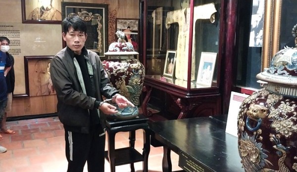 Đối tượng Trương Văn Thắng tại hiện trường vụ trộm cắp tài sản tại Công ty TNHH XQ Đà Lạt.