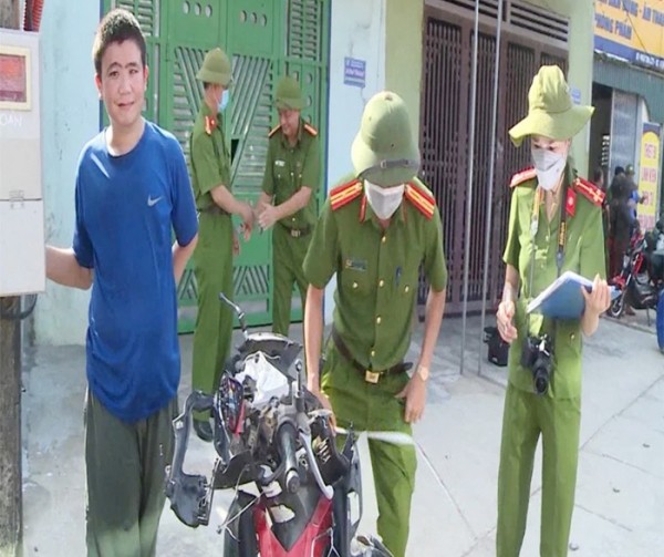 Thượng úy Hà Thị Huệ (bên phải) tham gia khám nghiệm hiện trường cùng đồng nghiệp.