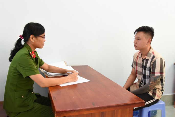 CLIP: 9 đối tượng “biểu diễn” súng, dao tự chế ở công viên bị triệu tập - 2