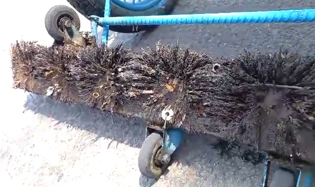 Chiếc xe hút đầy đinh, kim loại trên đường