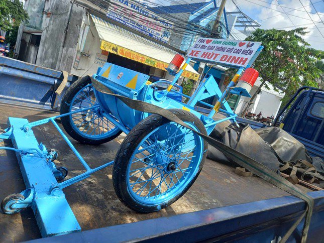 Anh Phùng Hữu Hiệp chế tạo thêm nhiều chiếc xe hút đinh để tặng bạn bè cùng tham gia hút đinh trên đường phố