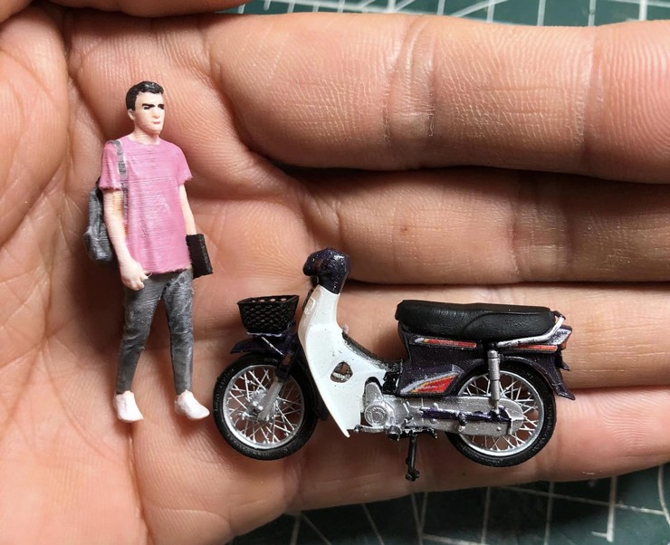 Ngoài nhà, anh còn làm mô hình oto, xe máy.