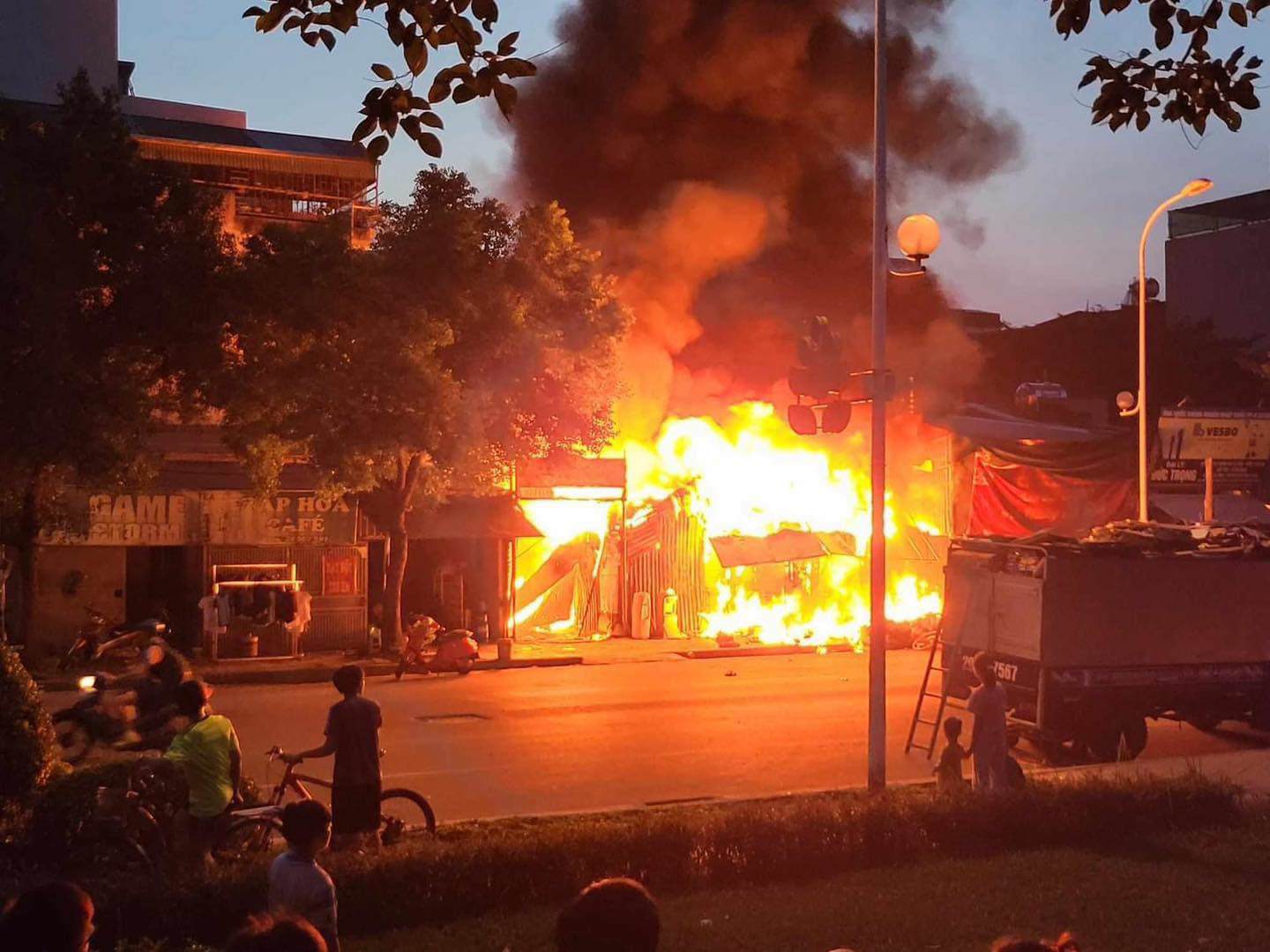 “Có một tiếng nổ phát ra, ngôi nhà sập xuống luôn. Vụ cháy khiến 3 mẹ con tử vong”, lãnh đạo UBND huyện Thanh Trì nói