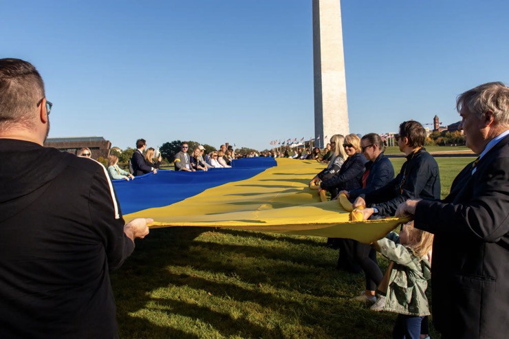 Khoảng 150 nhà hoạt động tham dự một sự kiện ủng hộ Ukraine tại Đài tưởng niệm Washington vào ngày 24/10.