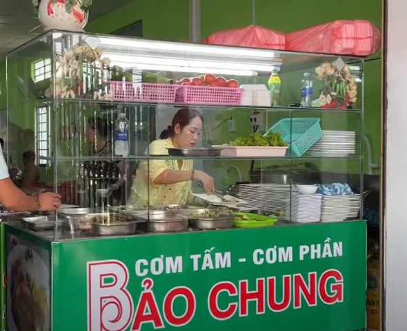 "Vua hề" Bảo Chung: U70 lấy vợ kém 29 tuổi, bán cơm tấm lời 3 tỷ/tháng? - 3