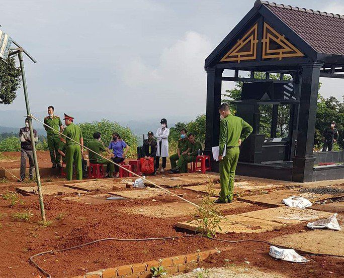 Cơ quan chức năng khai quật tử thi