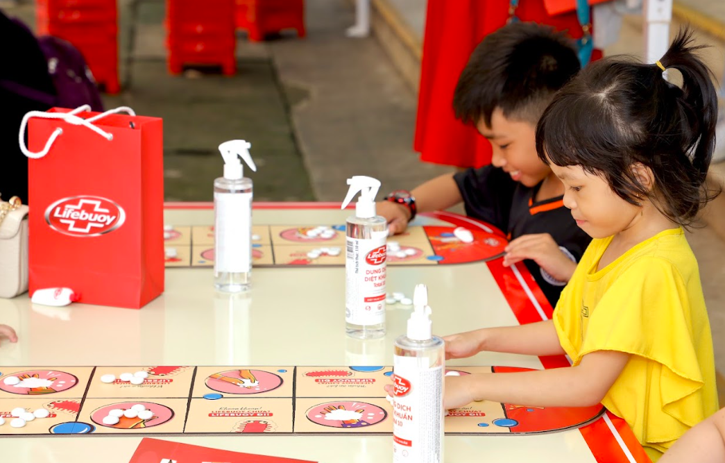 Các bệnh nhi thích thú với bộ Ô Ăn Quan phiên bản sạch khuẩn