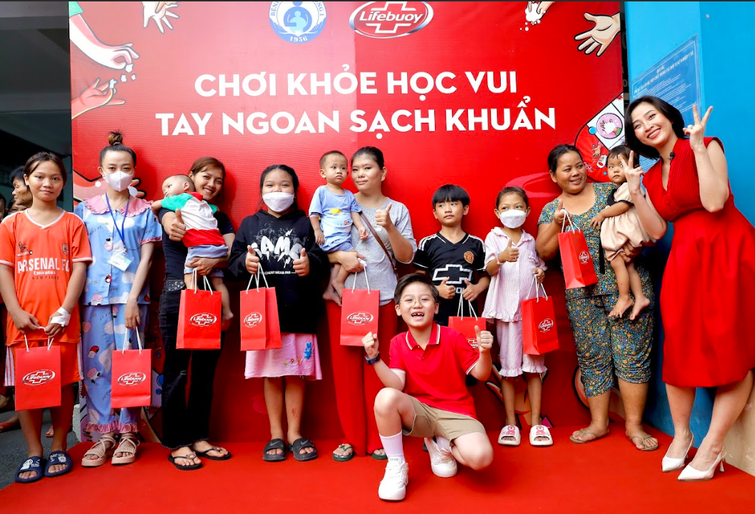 Các bệnh nhi thích thú với bộ Ô Ăn Quan phiên bản sạch khuẩn