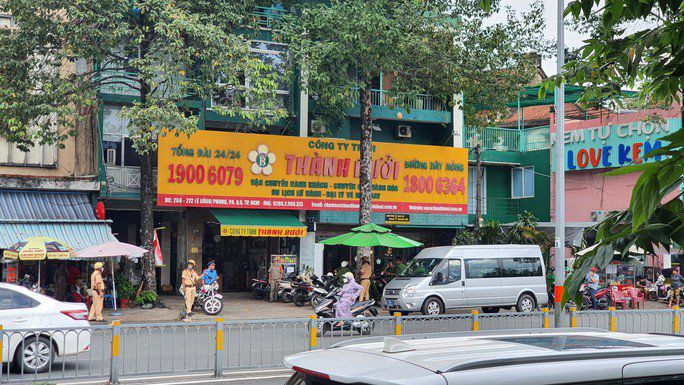 Công an có mặt tại trụ sở chính nhà xe Thành Bưởi ở quận 5