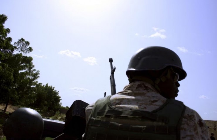 Một binh sĩ Niger hộ tống lính Mỹ trở về căn cứ của họ sau một hội nghị thượng đỉnh chống khủng bố ở thành phố Diffa, Niger hồi năm 2015. Ảnh: REUTERS