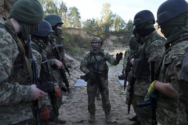 Các thành viên thuộc Tiểu đoàn Sibir tham gia cuộc tập trận huấn luyện quân sự bên ngoài Kyiv vào ngày 24/10. Ảnh: Business Insider