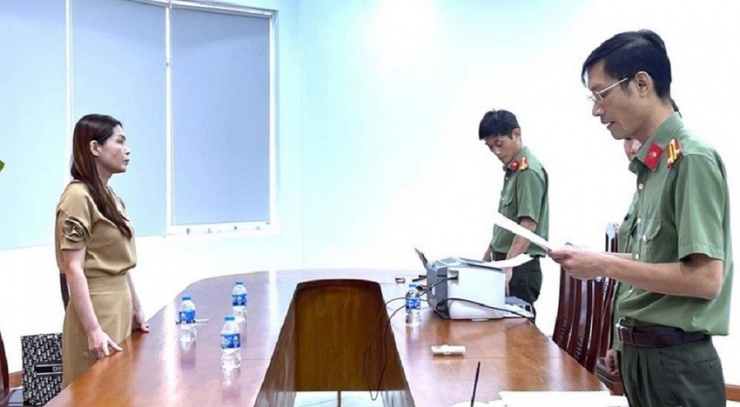 Công an đọc lệnh bắt tạm giam bị can Lê Thị Hoài Lan. Ảnh: Thanh Hiền - CAĐN.