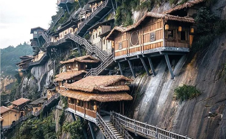 Thung lũng Vọng Tiên Cốc nằm ở tỉnh Giang Tây của Trung Quốc gần đây đã trở nên rất nổi tiếng với khách du lịch nhờ những ngôi nhà treo trên vách đá. 
